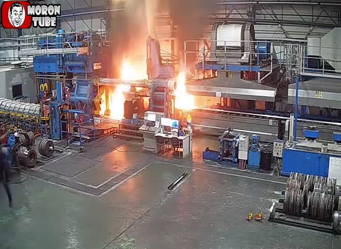 Video :In a few seconds, an aluminum factory disappears